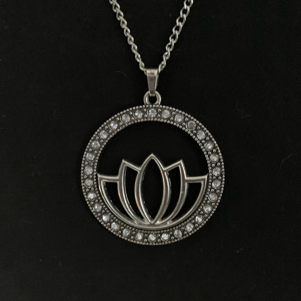 💀 Lotus Flower Necklace